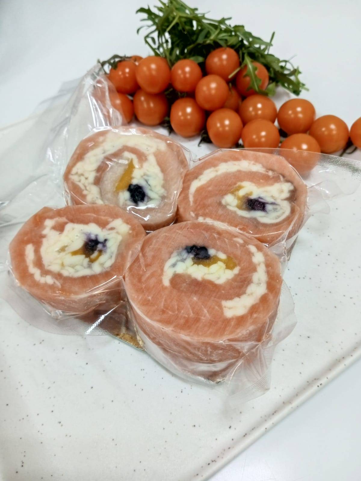 Рулет из форели с сыром, манго и черникой