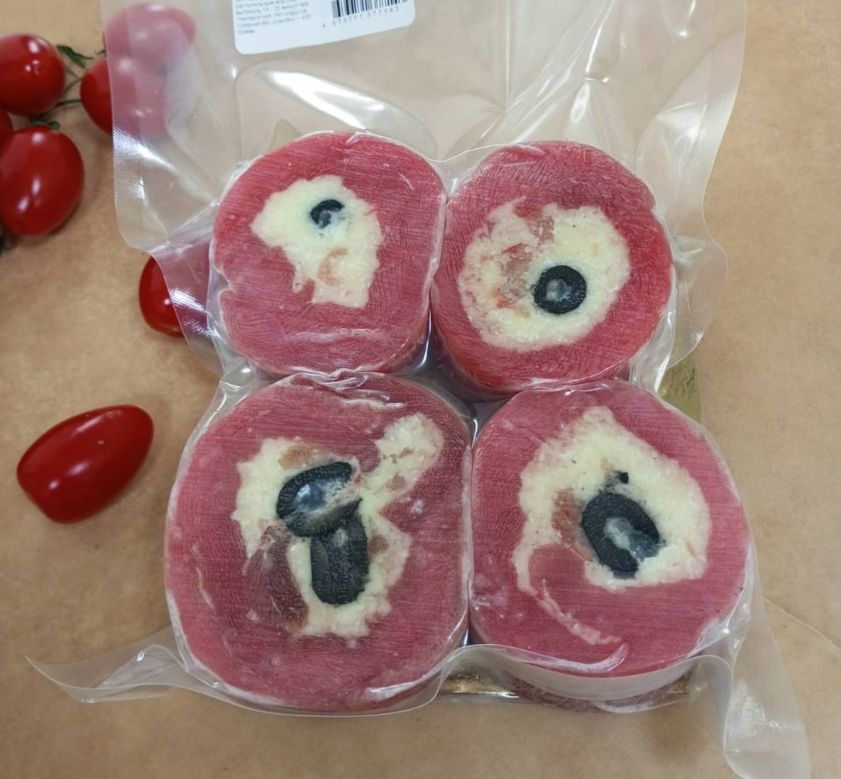 Рулет для запекания из тунца с сыром, крабом и маслинами