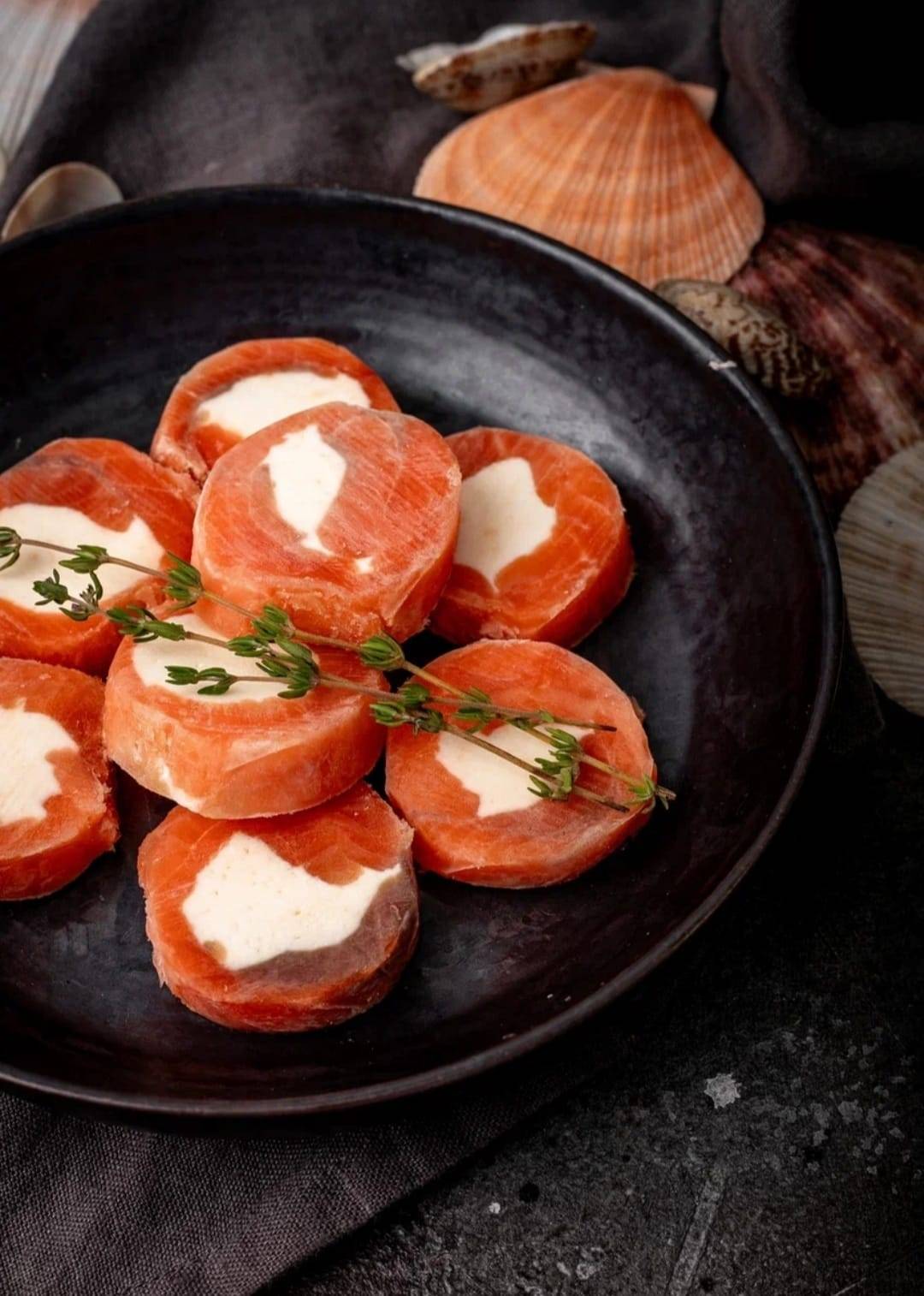 Рулетики из малосольной нерки с творожным сыром и фисташками