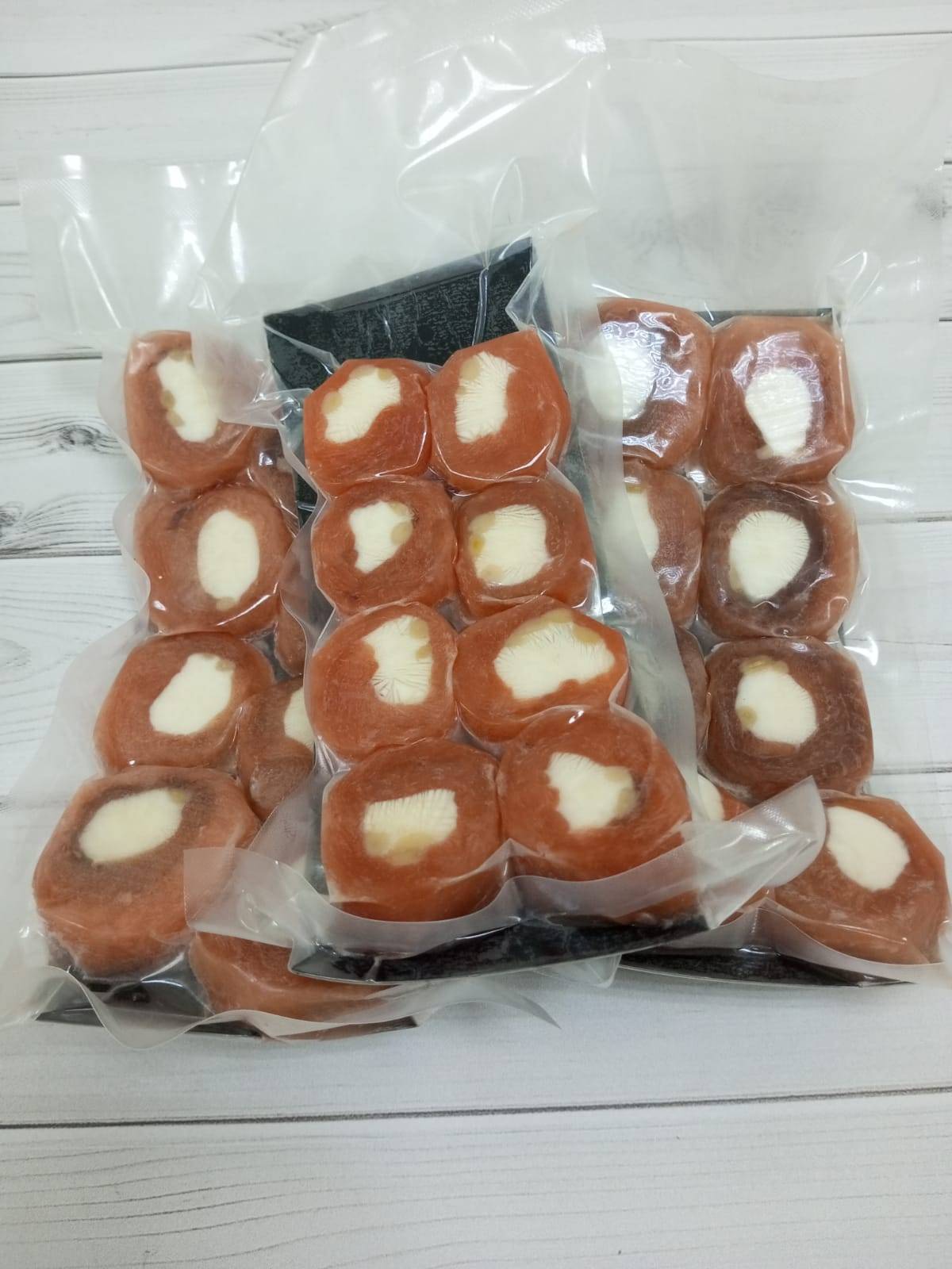 Рулетики из слабосолёной форели с творожным сыром и кедровыми орешками