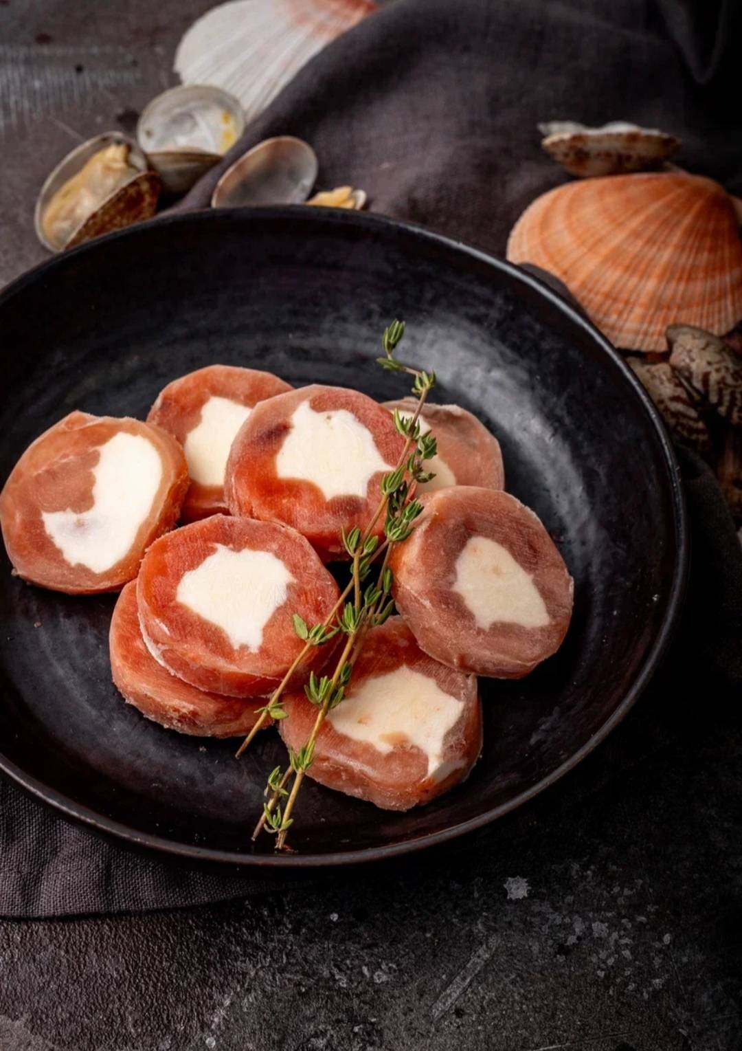 Рулетики из малосольного кижуча с творожным сыром и фисташками