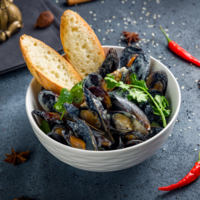 Мидии с чиабаттой в соусе