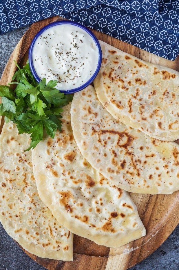 Кутаб с зеленью брынза