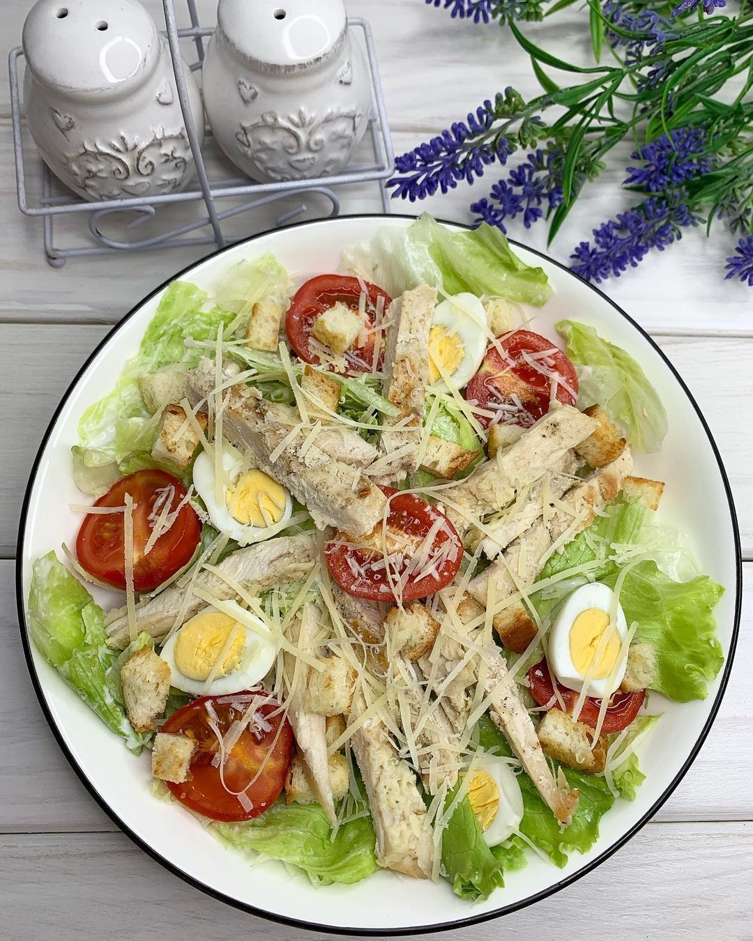 Салат Цезарь с курицей