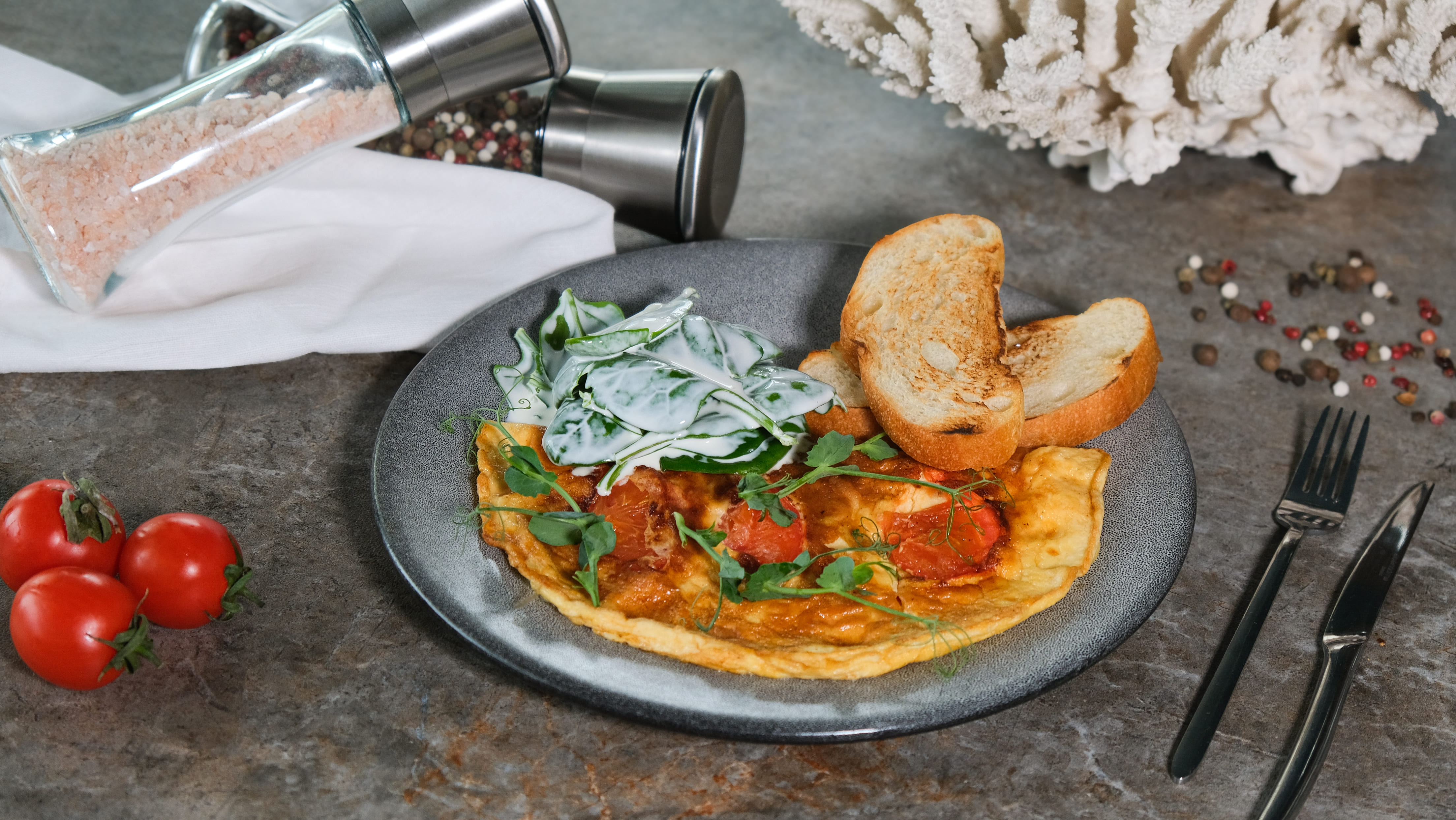 Омлет с томатами и шпинатом