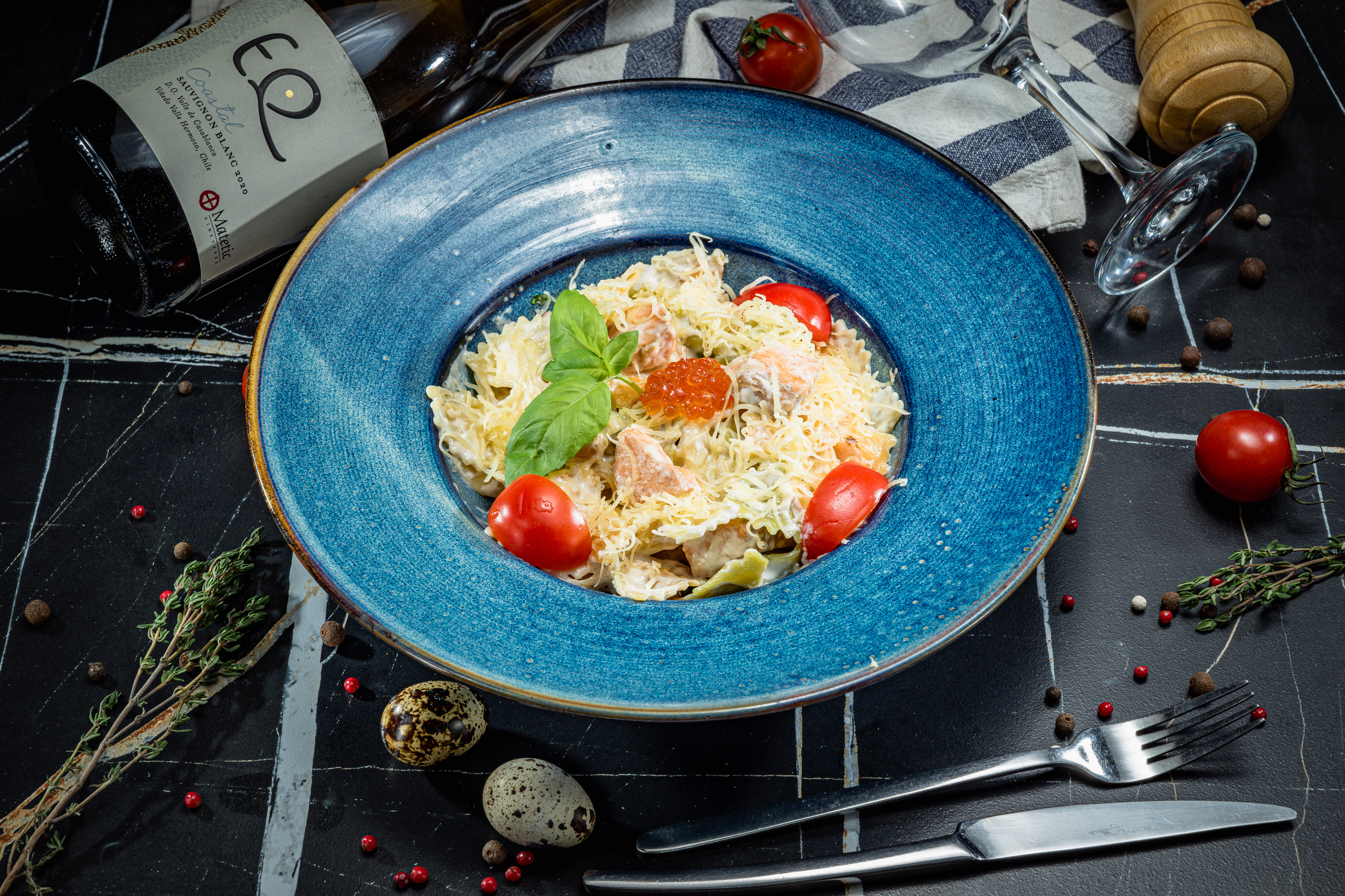 Фарфалле с лососем и красной икрой