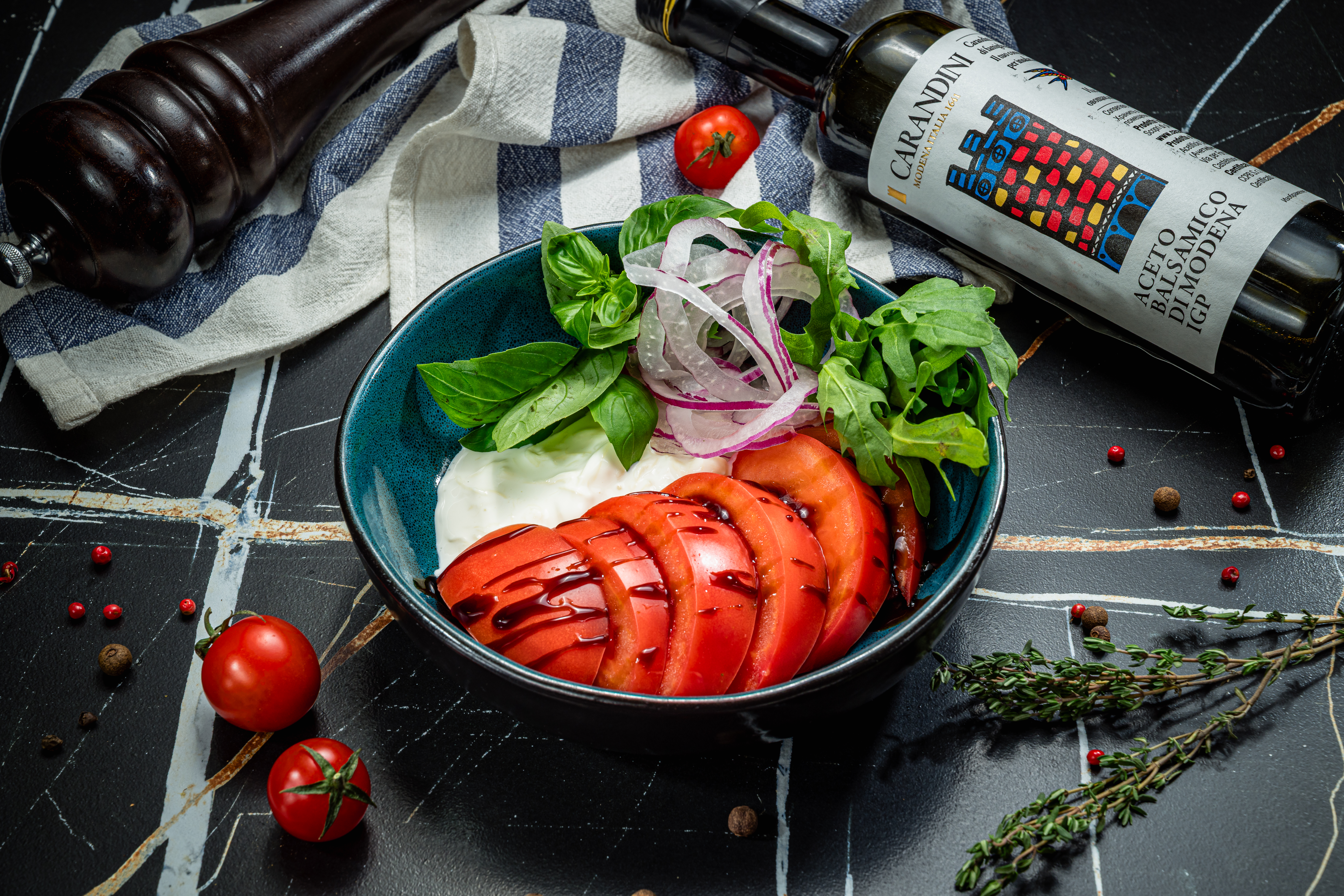 Салат из свежих крымских томатов и страчателлы