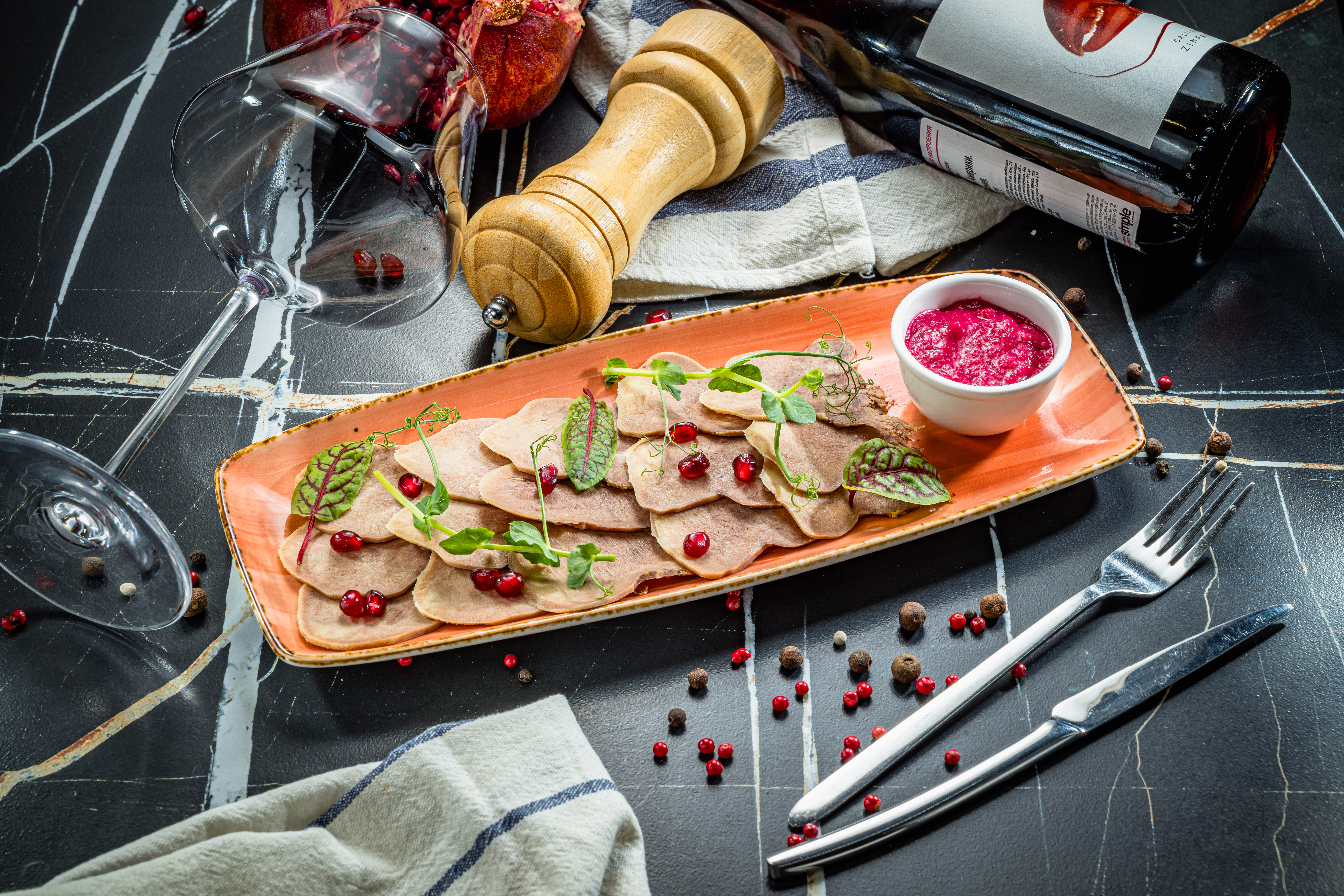 Язык отварной с хреном