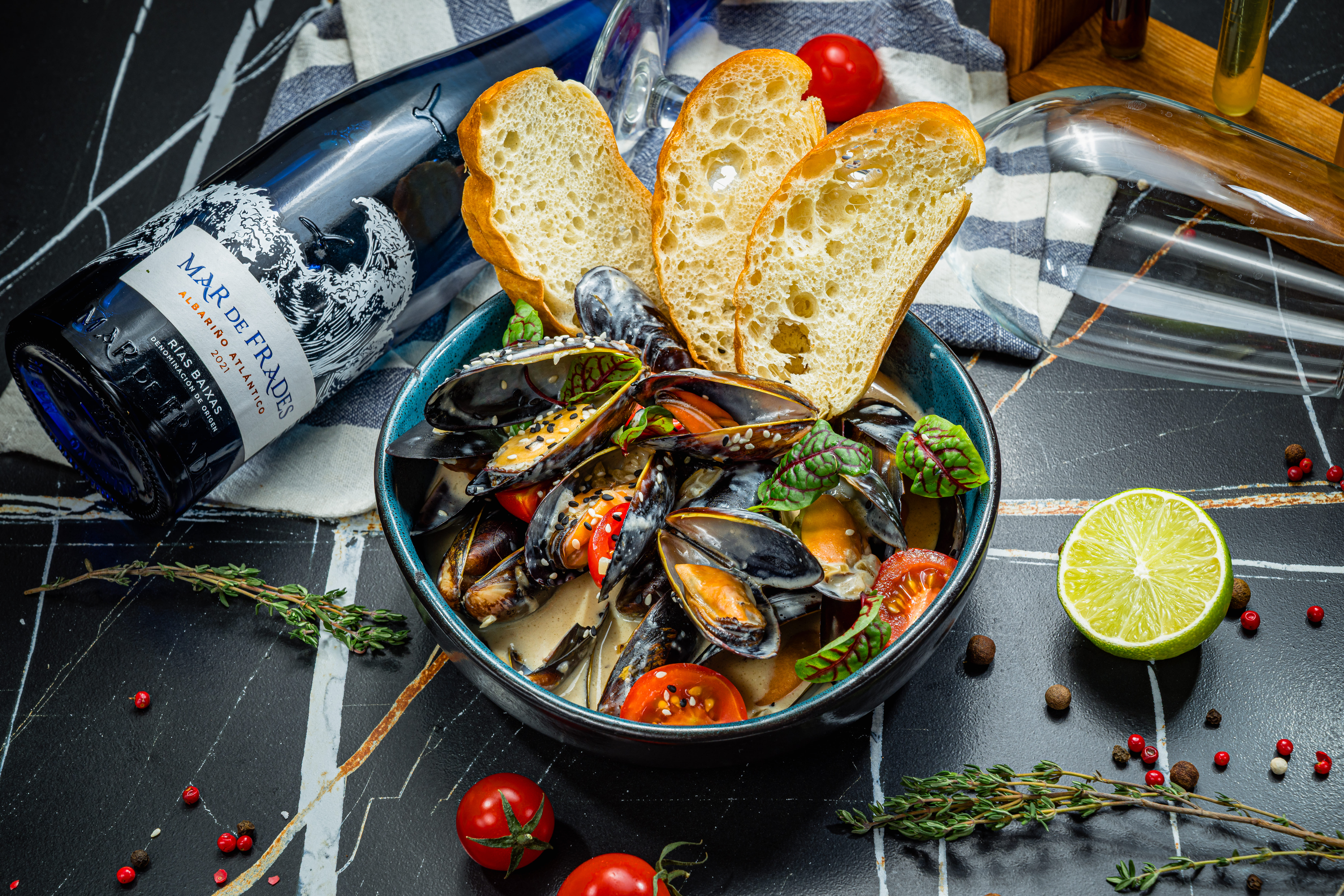 Мидии черноморские в винно-томатном соусе с черри и петрушкой