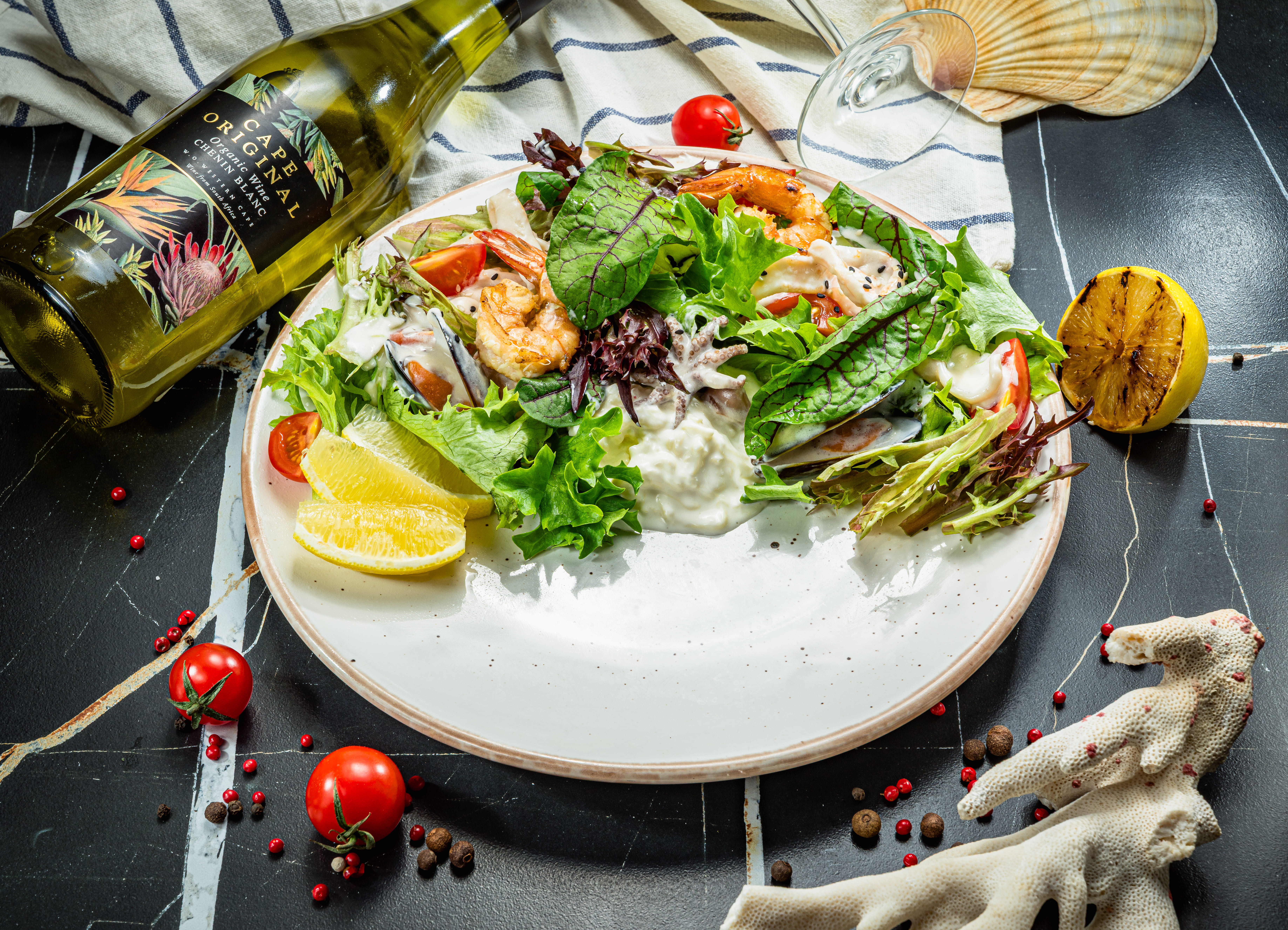 Теплый салат с морепродуктами