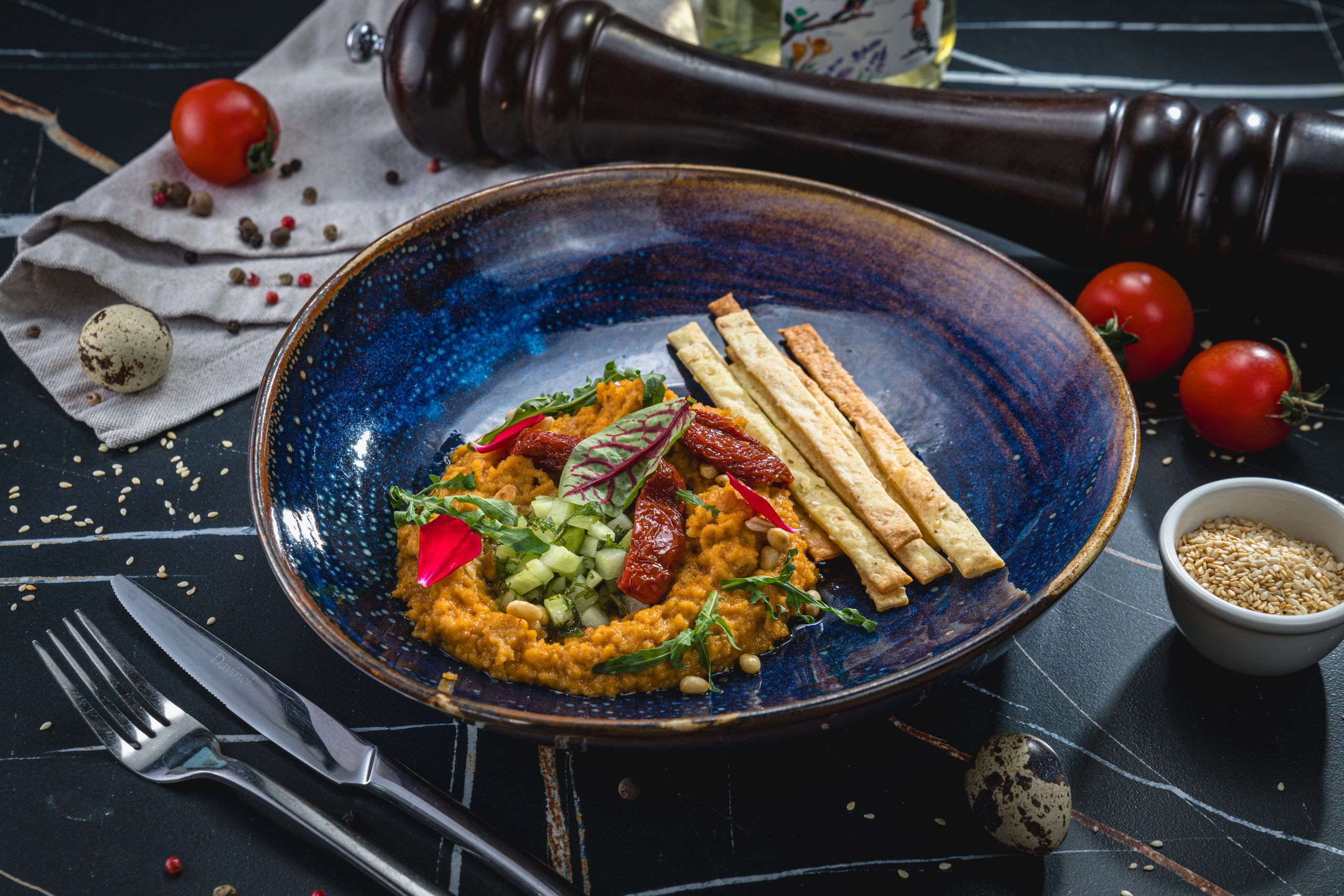 Хумус с тар-таром из огурца