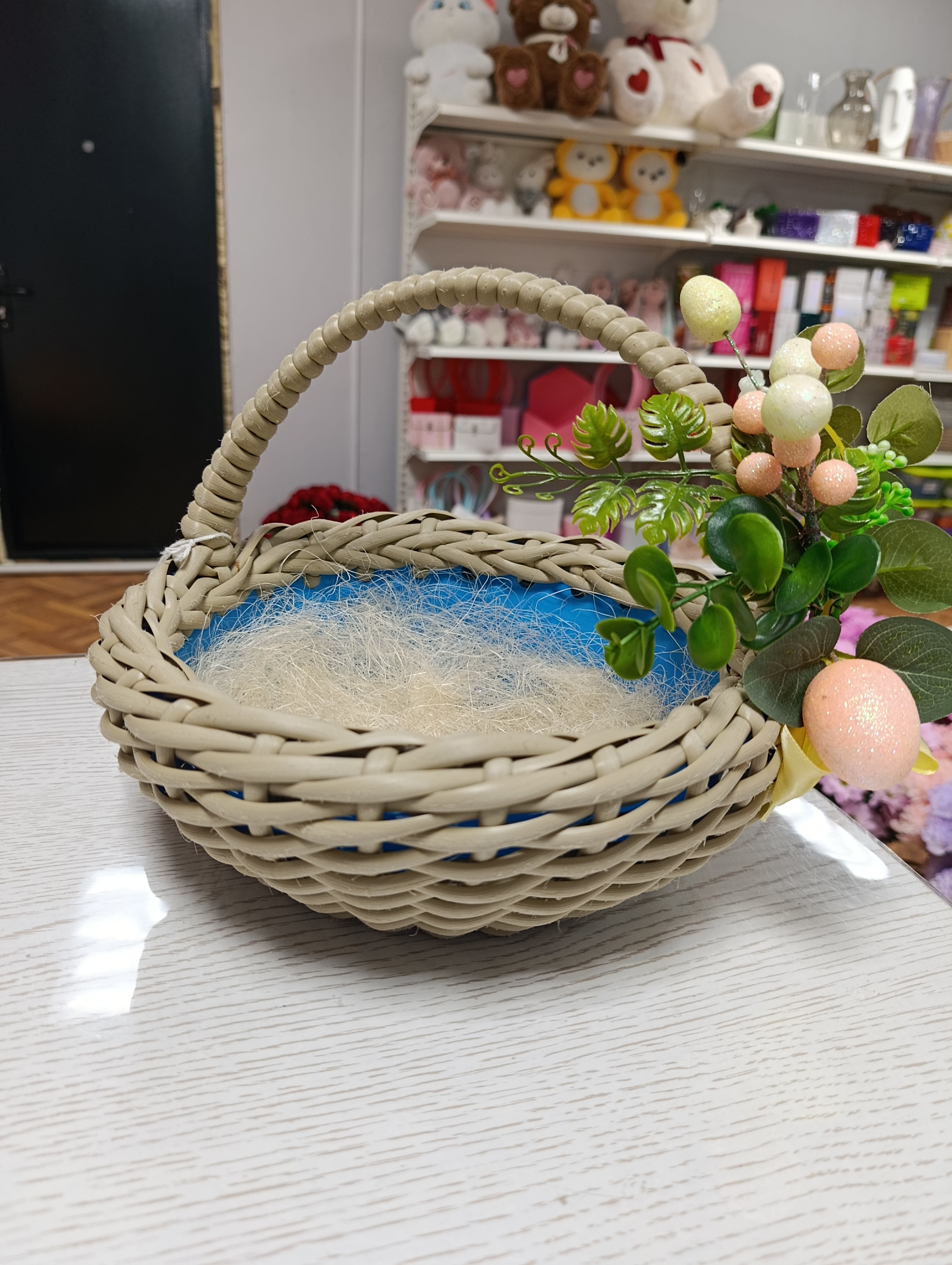 Корзина из ротанга с декором