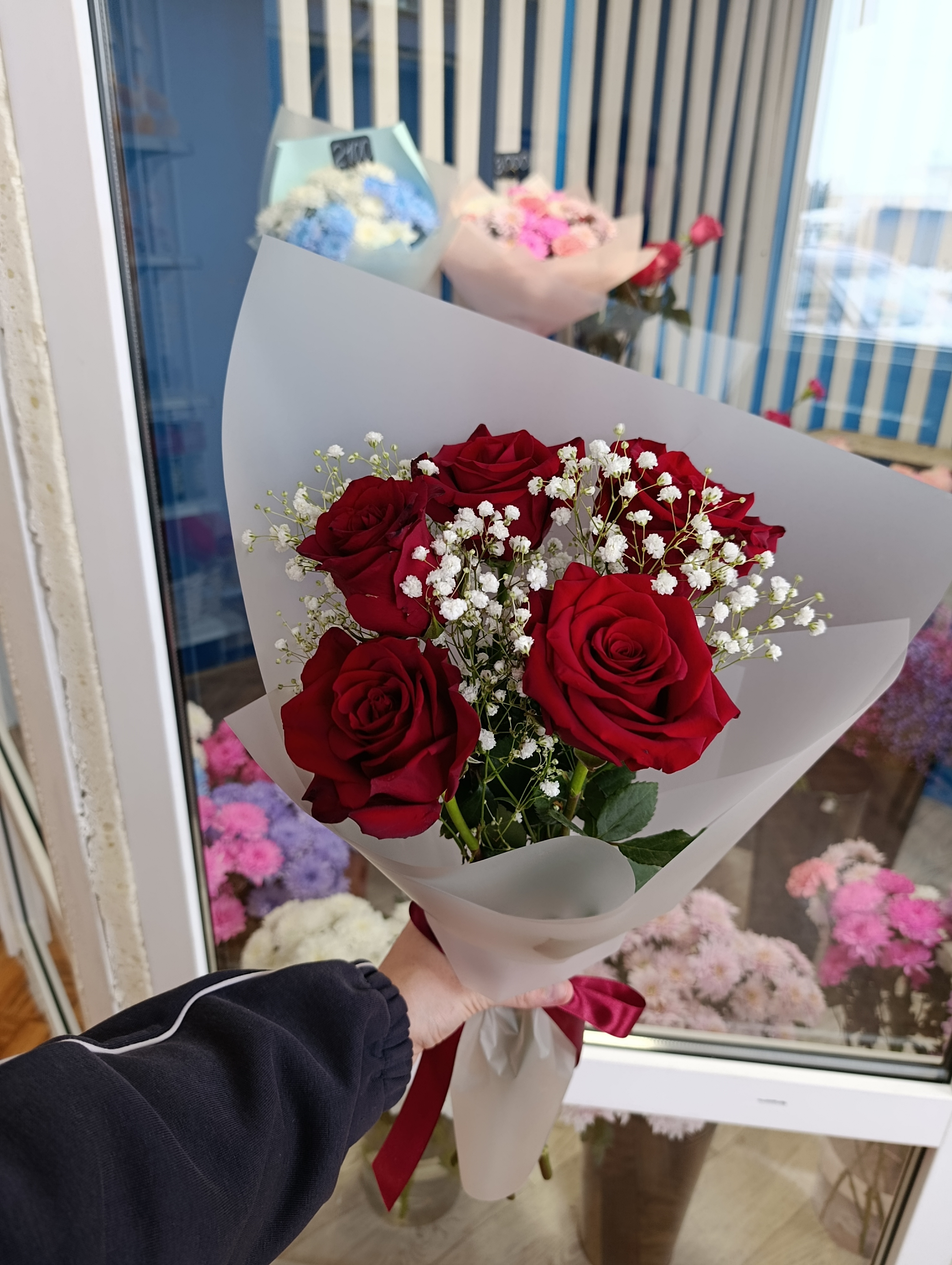 5 роз с гипсофилой