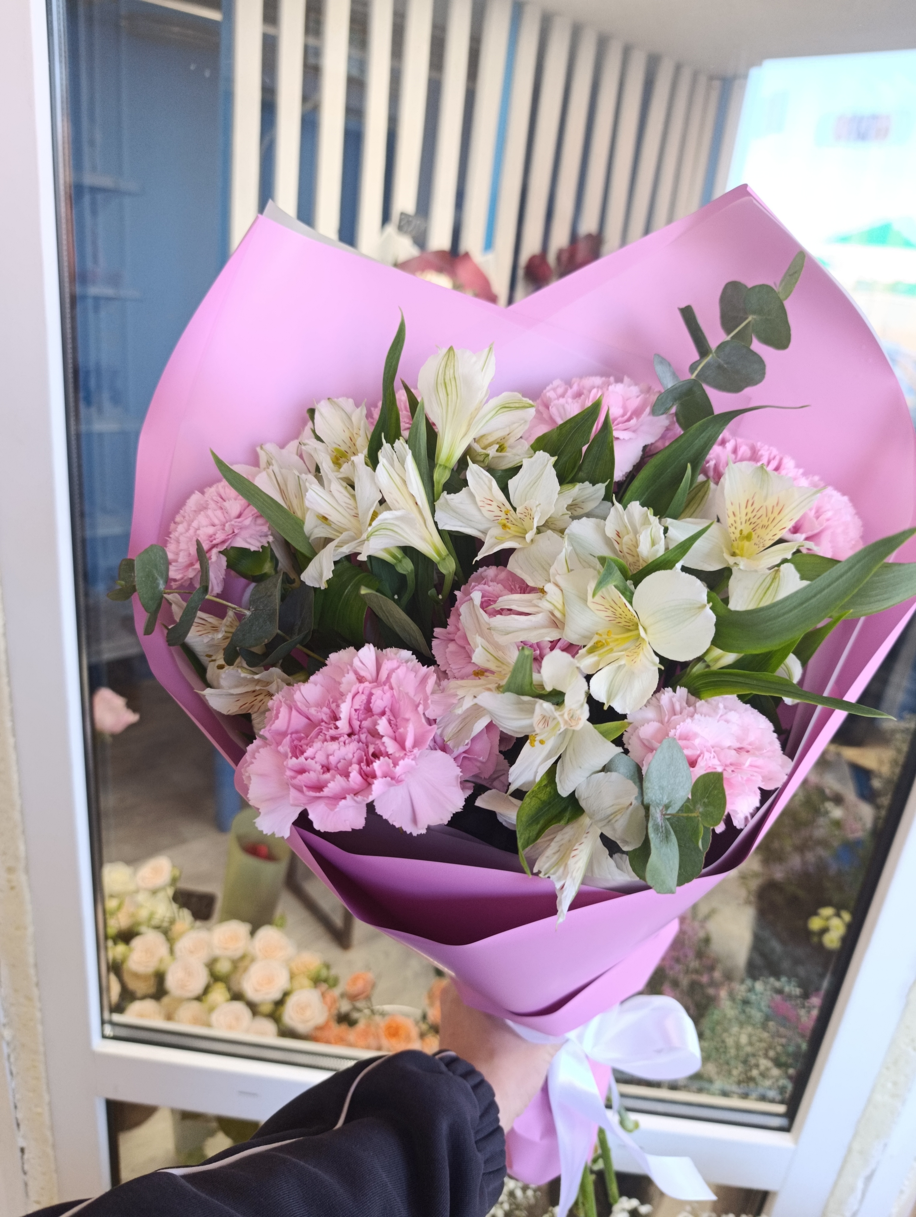 Букет "Лили" из диантусов и альстромерий