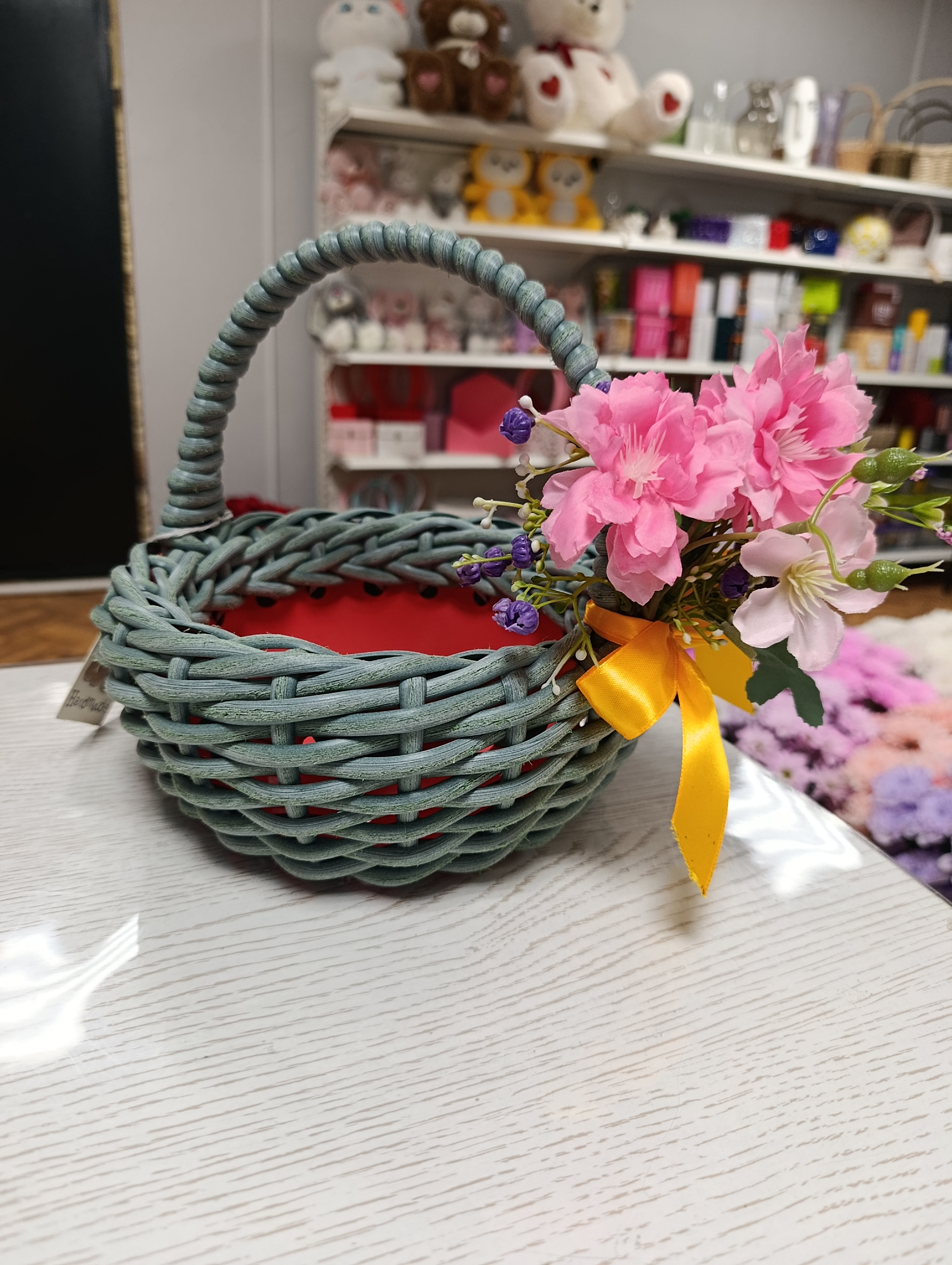 Корзина из ротанга с декором