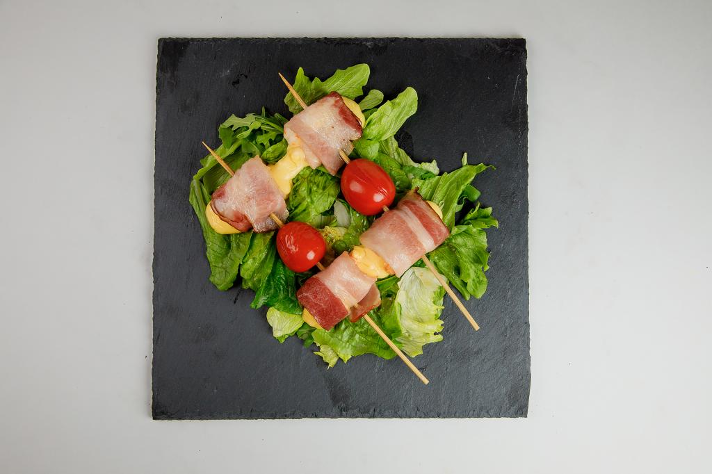 Шашлычок из креветок с беконом