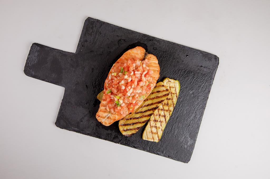 Запеченный лосось с соусом сальса