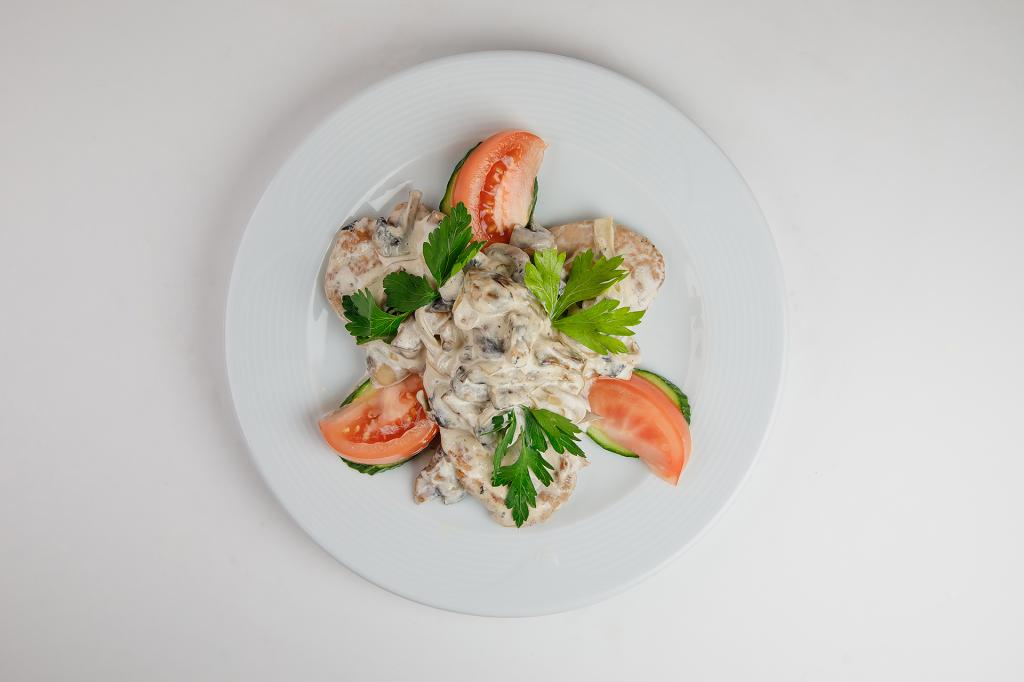 Свинина с грибами в слив соусе