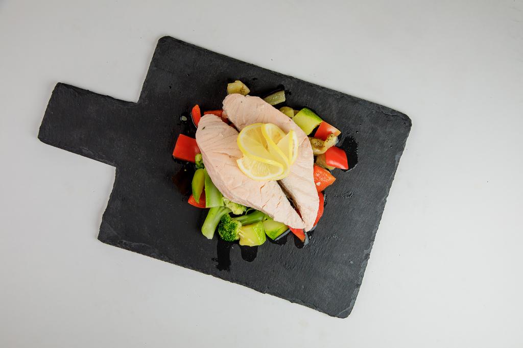 Стейк из лосося на пару