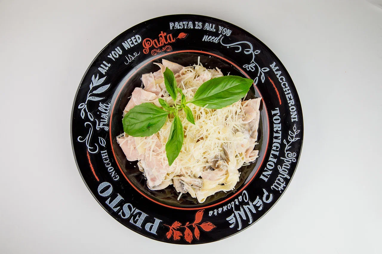 Фетучини с ветчиной и грибами