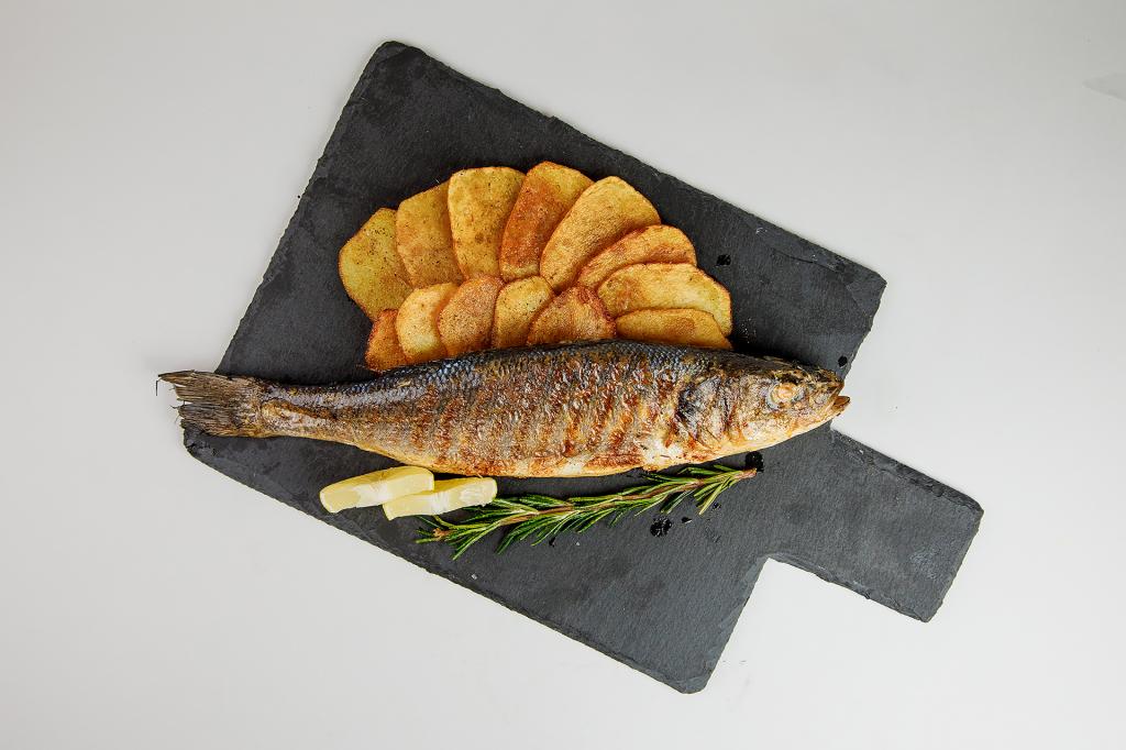 Сибас запеченный с картофелем