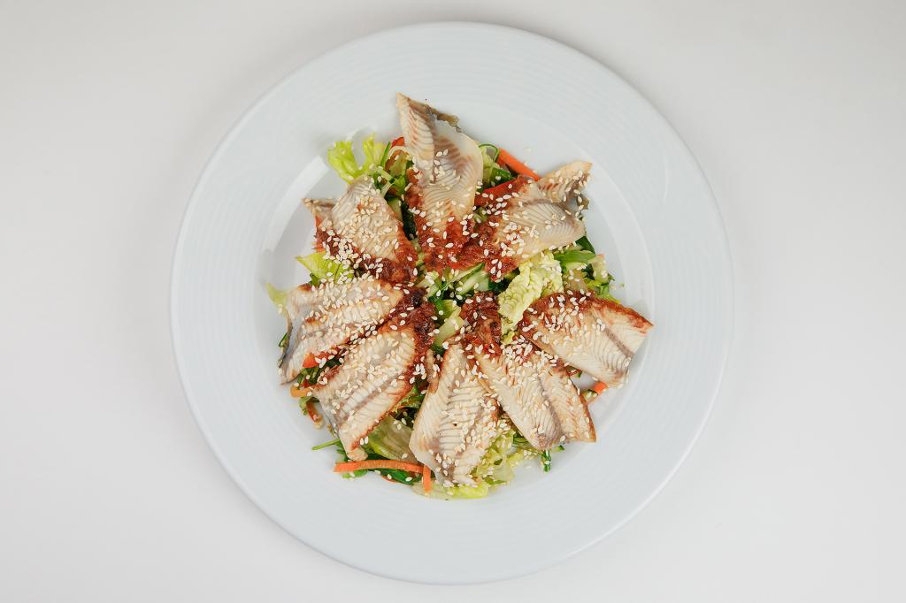 Микс салат с угрем