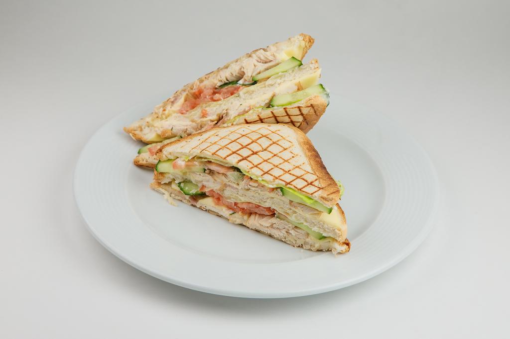 Сэндвич с курицей и беконом