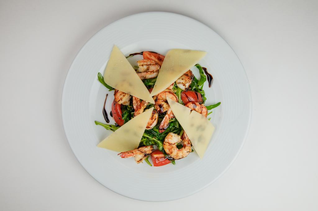 Салат с рукколой и креветками