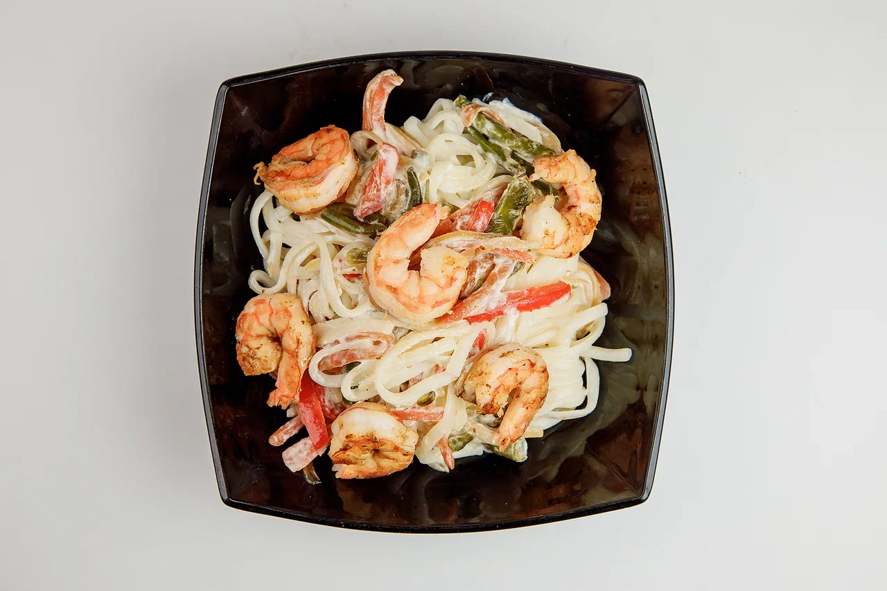 Лапша с креветками в сливках