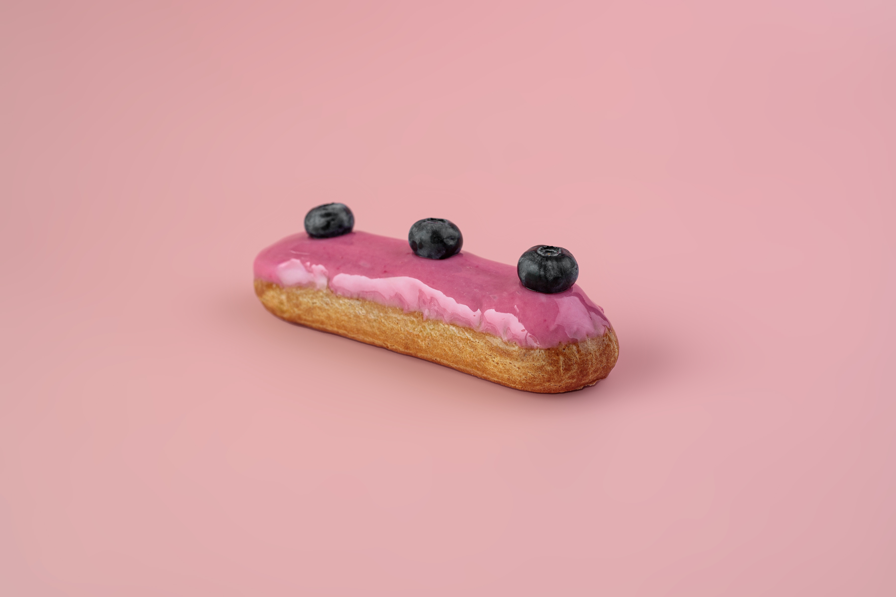 Эклер Малина-Голубика