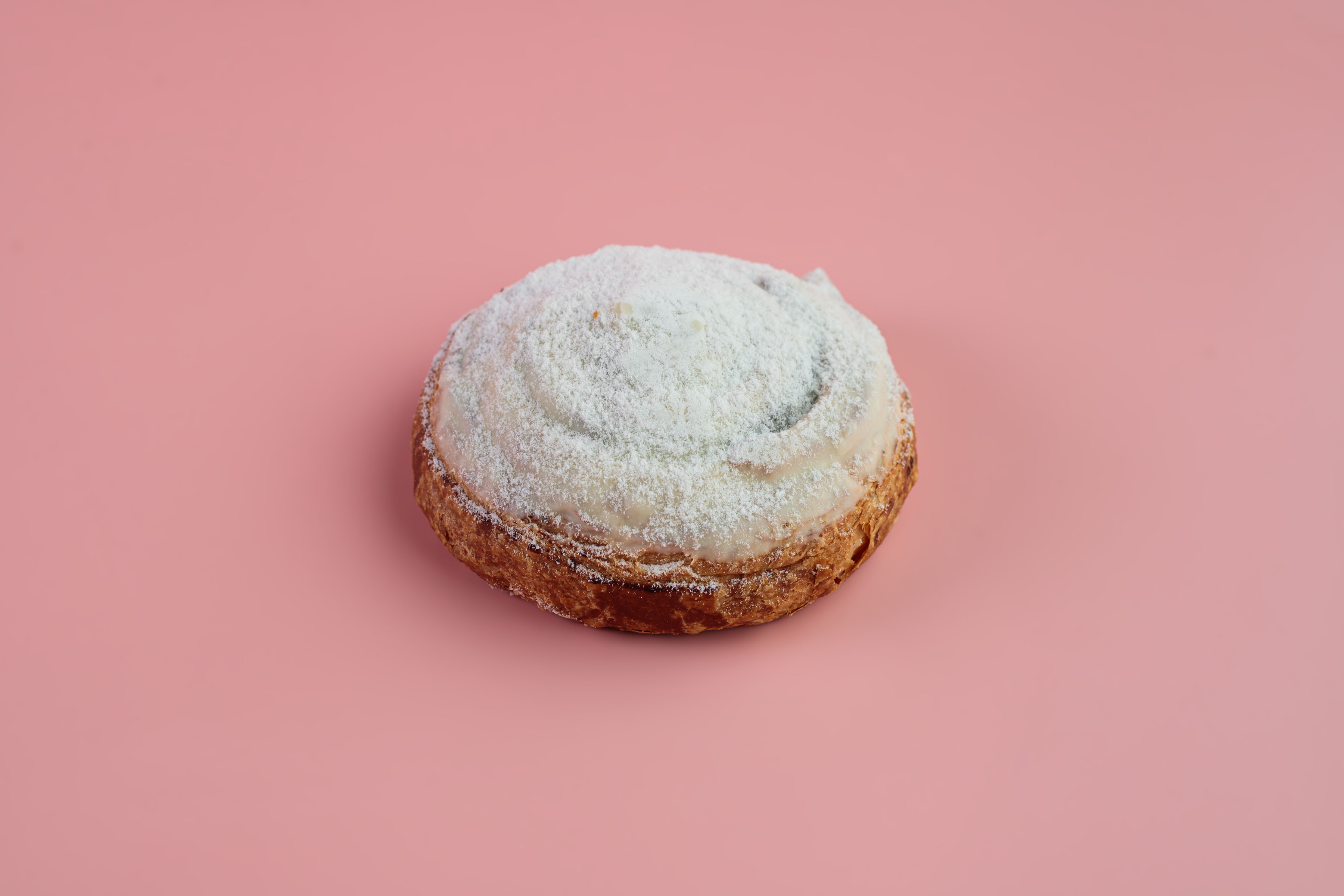 Рулетик слоеный с лимонной цедрой