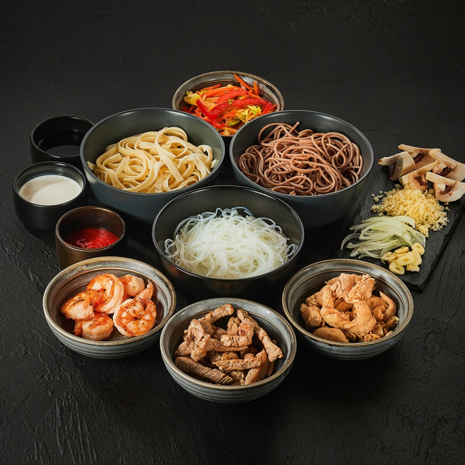 Соба с овощами, свининой и сливочным соусом