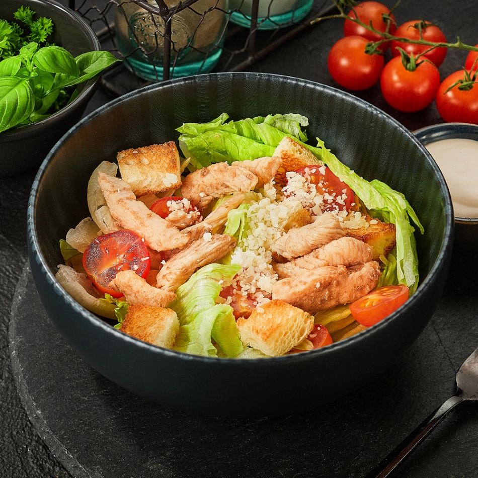 Салат Цезарь с курицей