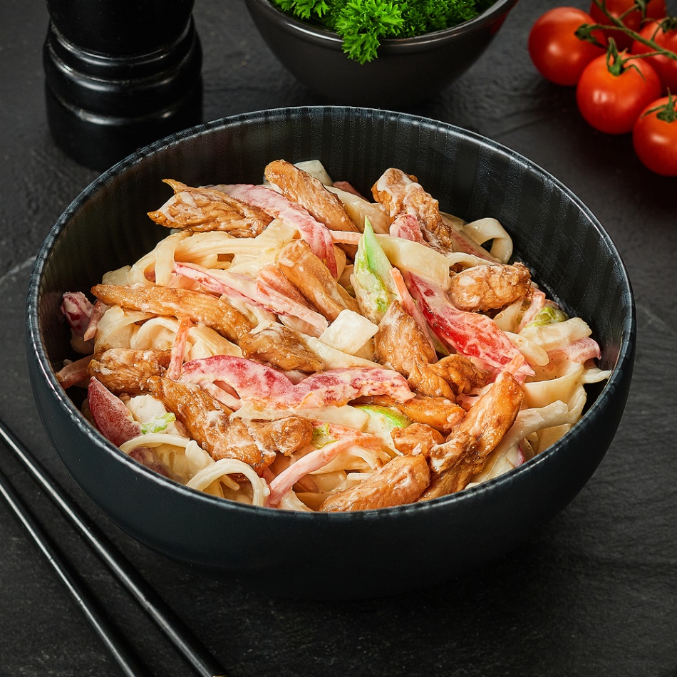 Удон с овощами , курицей и сливочным соусом.