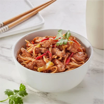 Соба с овощами, креветками и сливочным соусом.
