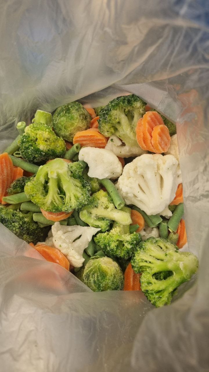 Смесь овощная ЕВРОПЕЙСКАЯ Состав: Брюссельская капуста, цветная капуста, морковь, зеленый горошек, фасоль стручковая резанная.  Фасовка 1 кг.