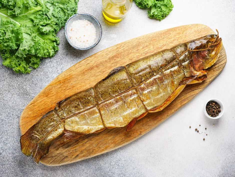 Тушка Форели горячего копчения, нежное мясо вес около 0,8 - 1,3 кг