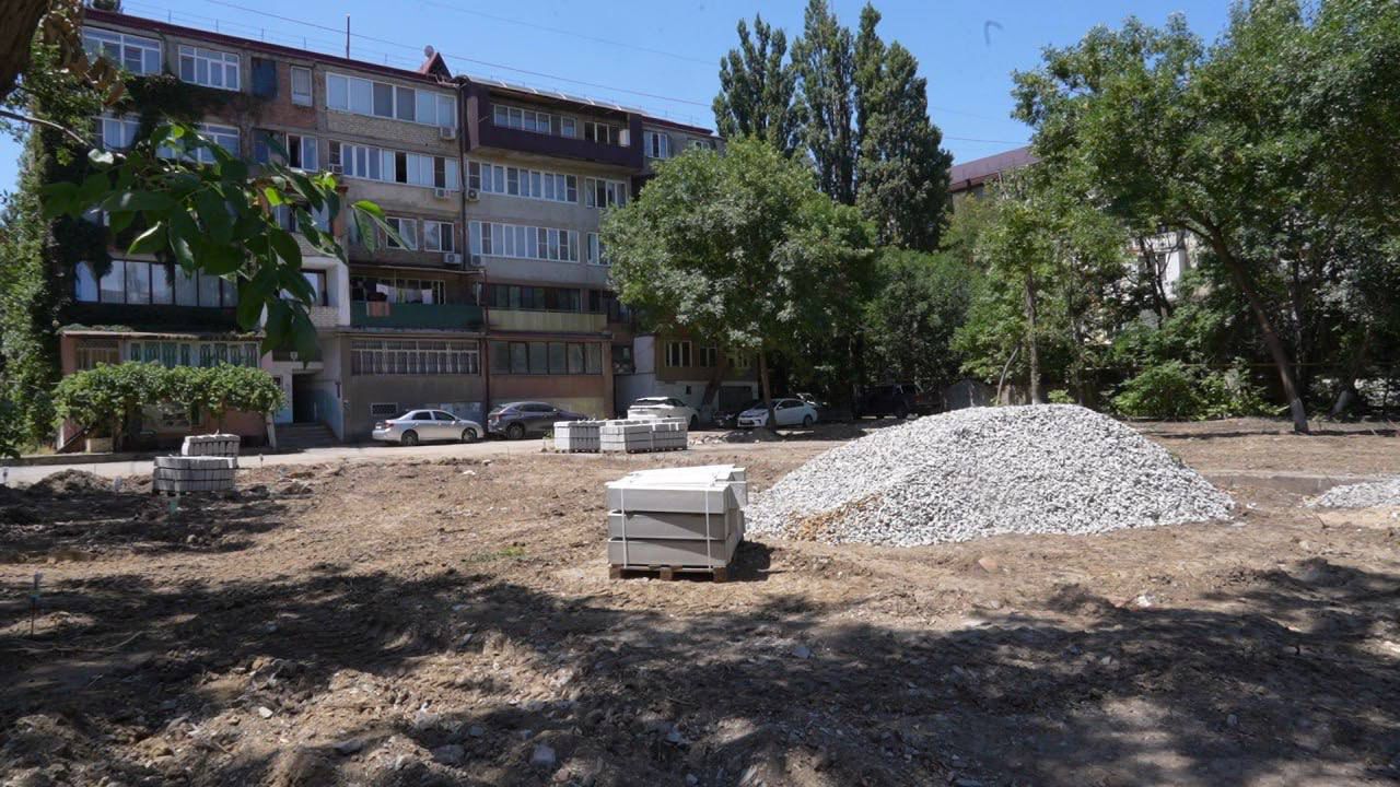 В Махачкале продолжается благоустройство дворовых территорий в рамках федеральной программы