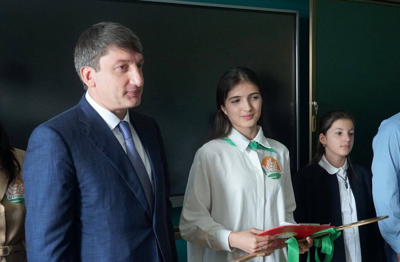Новый оборудованный агрокласс открылся в одной из школ Новолакского района