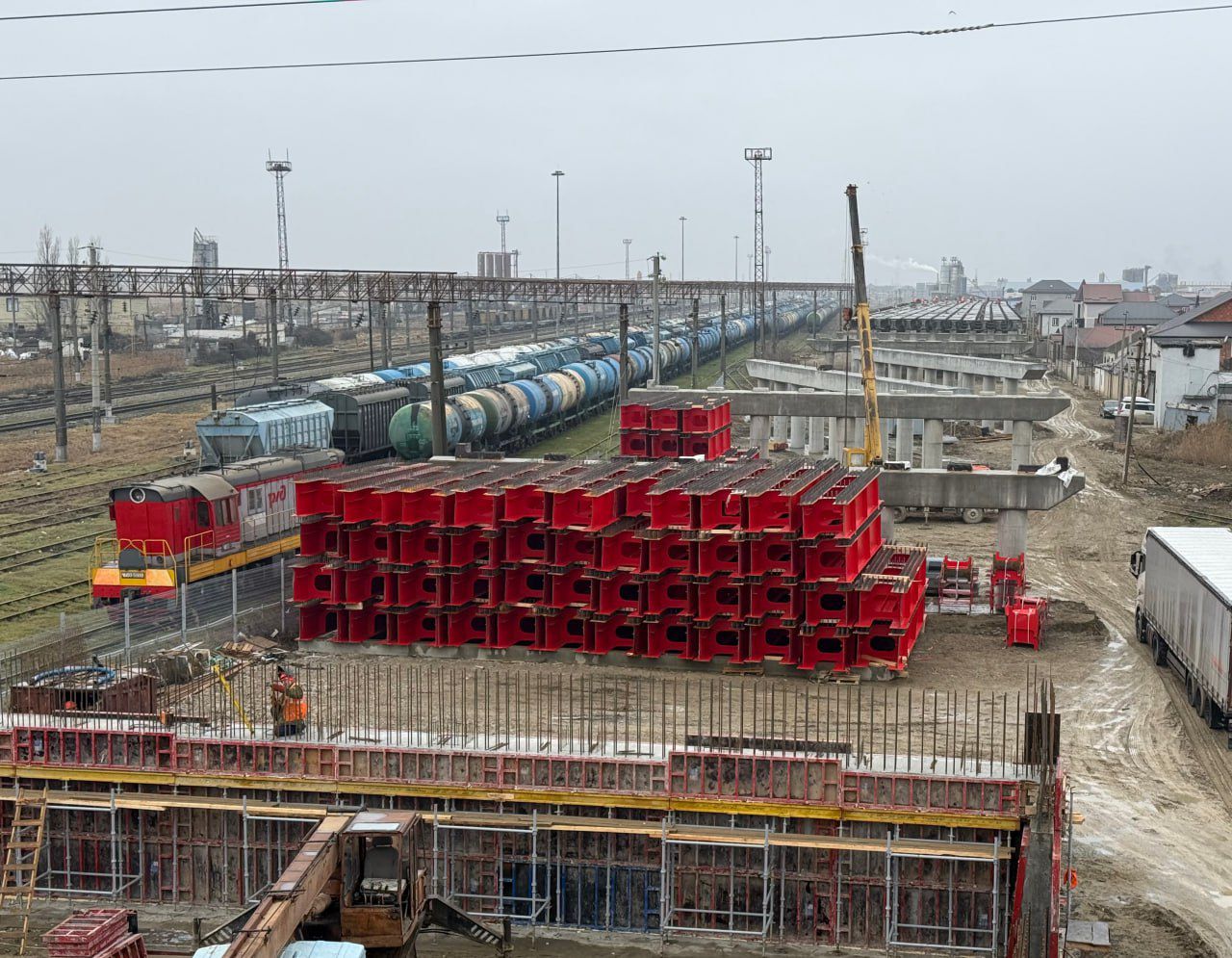 В Махачкале продолжается строительство подъездной дороги к Махачкалинский морской торговый порт от федеральной трассы Р-215 Астрахань – Кочубей – Кизляр – Махачкала