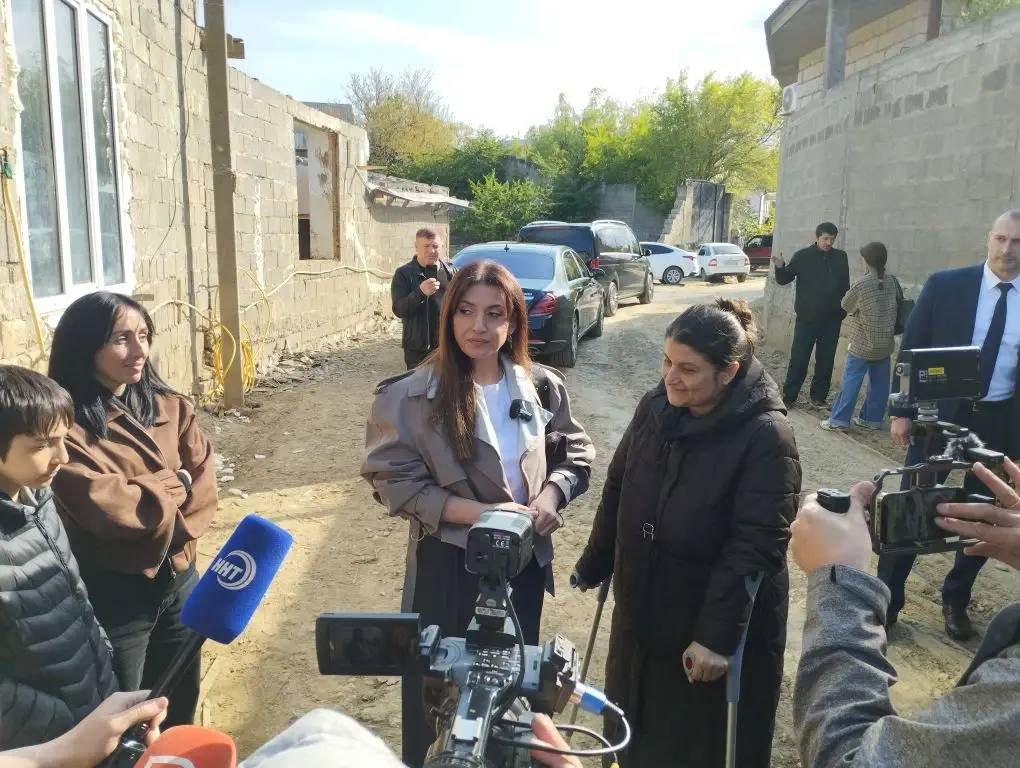Российская певица Жасмин приехала в Махачкалу и поддержала семьи, пострадавшие от масштабного наводнения