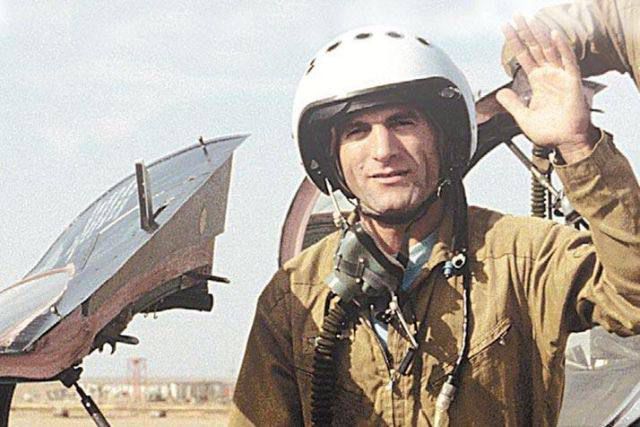 Сегодня 75-летний юбилей отмечает Герой России, легендарный лётчик-испытатель Магомед Толбоев. Его поздравил глава Дагестана Сергей Меликов