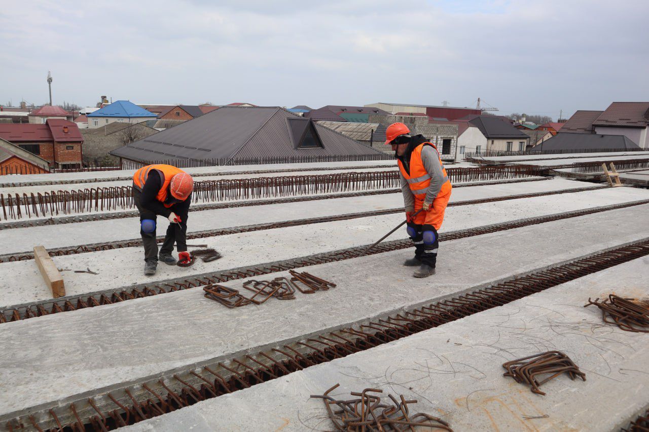 В Махачкале продолжается строительство новой дороги к морскому порту