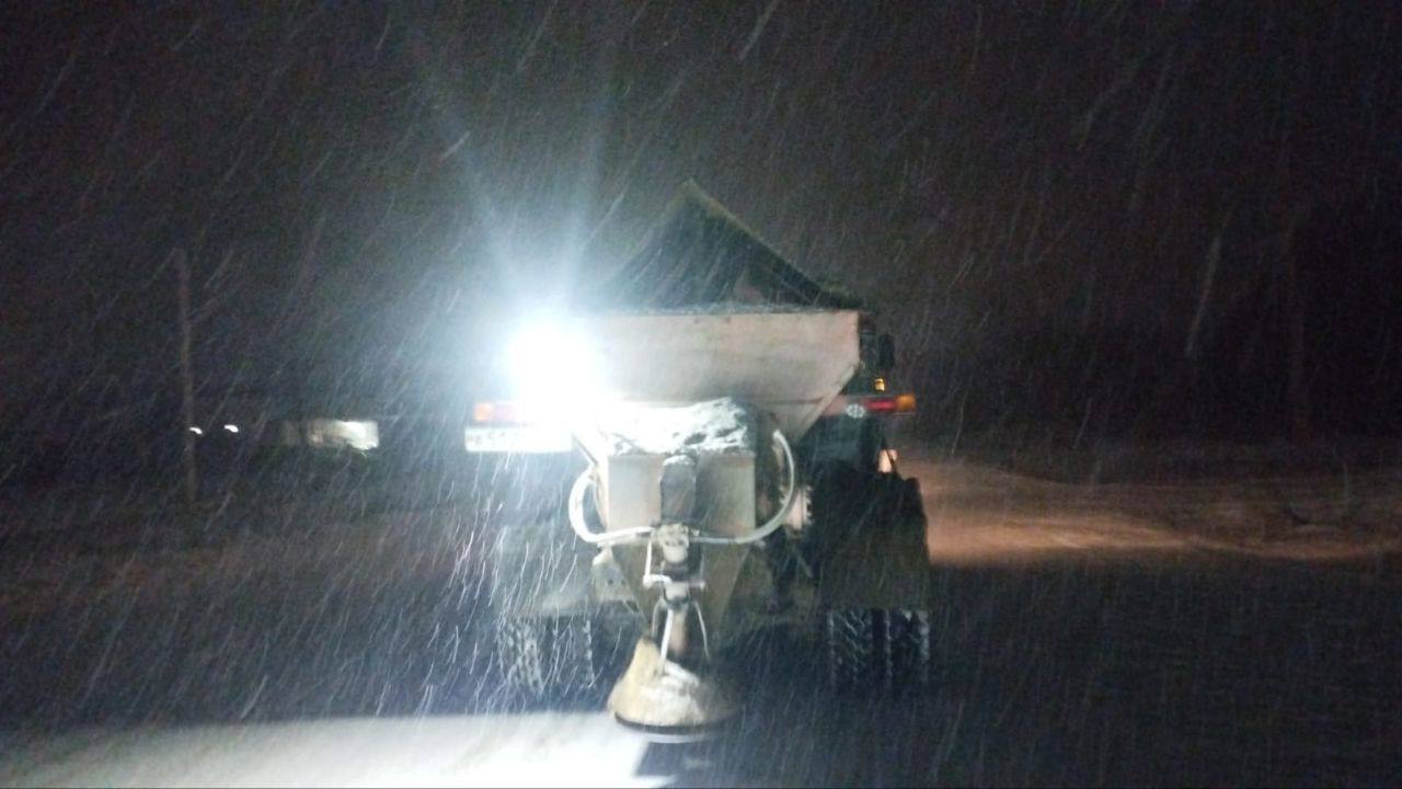 В связи с ухудшением погодных условий дорожные службы работают в круглосуточном усиленном режиме