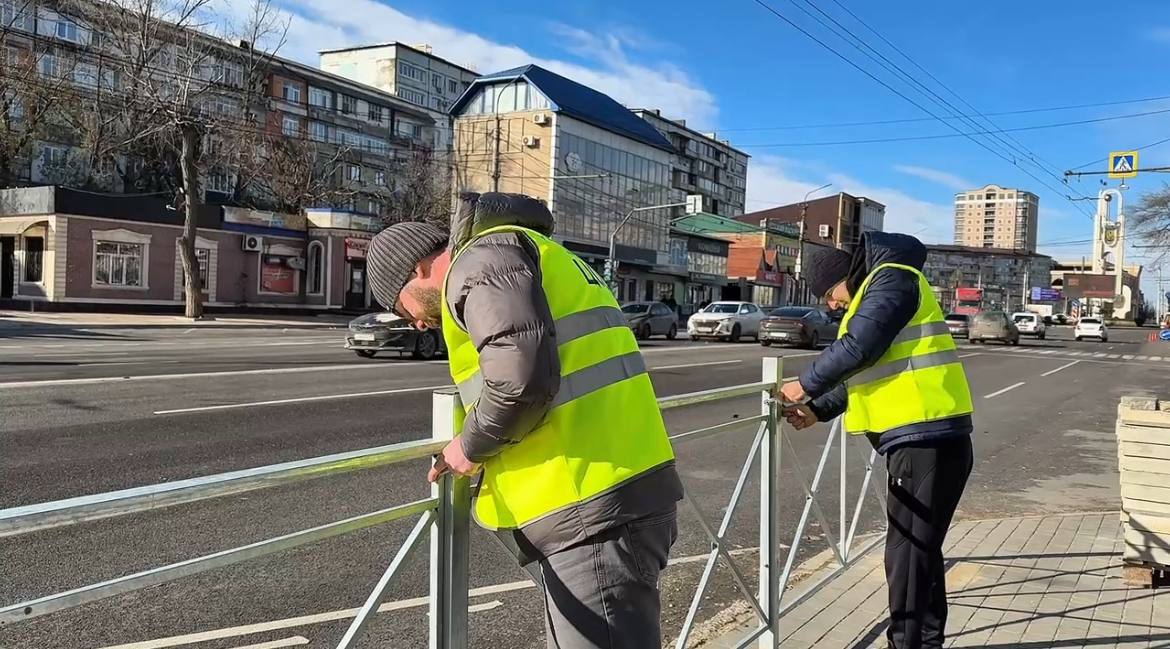 В Махачкале на проспекте Имама Шамиля началась установка пешеходных ограждений