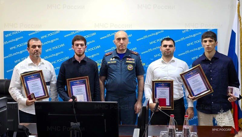 Дагестанец получил награду МЧС за спасение пассажира тонущего автобуса