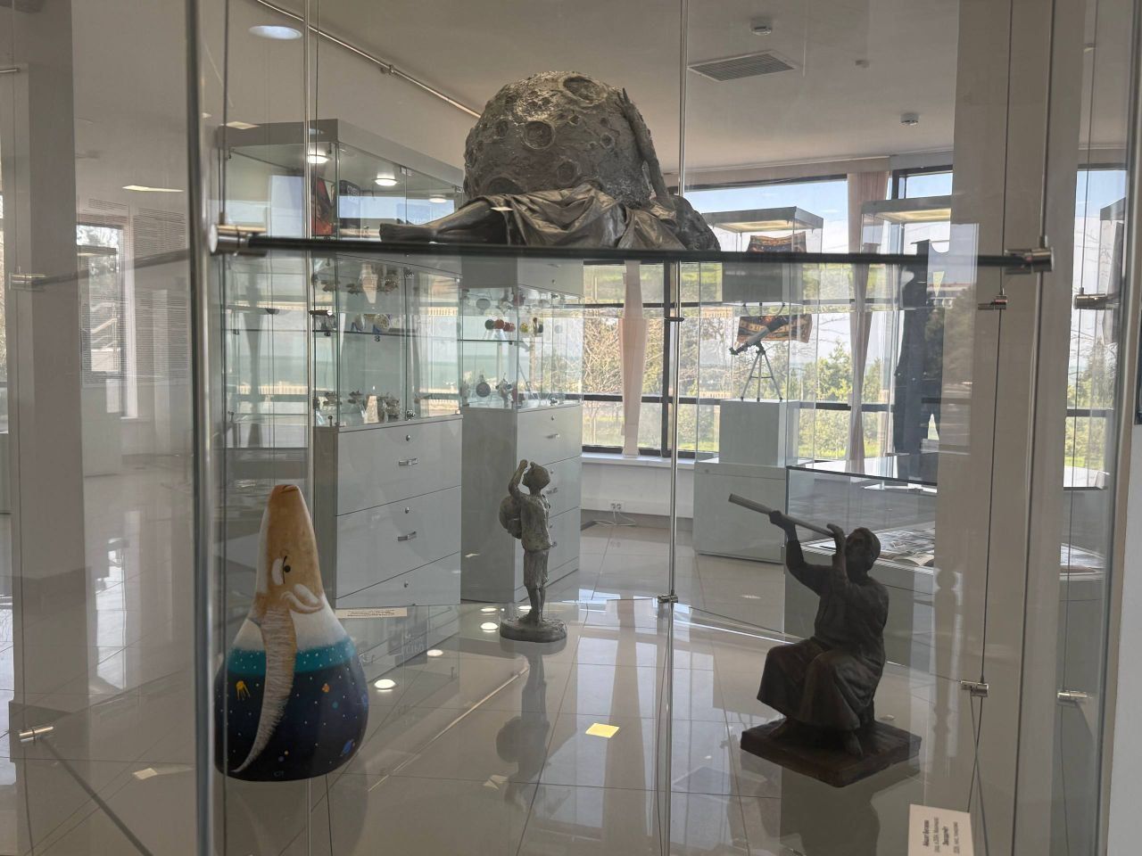 В Каспийске открылась ретроспективная выставка «Космос близко», приуроченная к Дню космонавтики