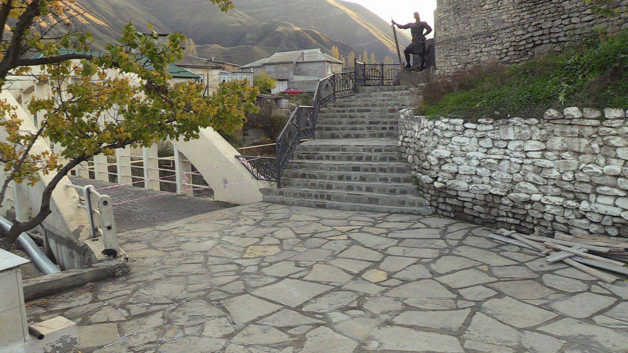 В исторической части дагестанского села Ахты завершились работы по благоустройству общественных территорий, включённых в туристические маршруты района