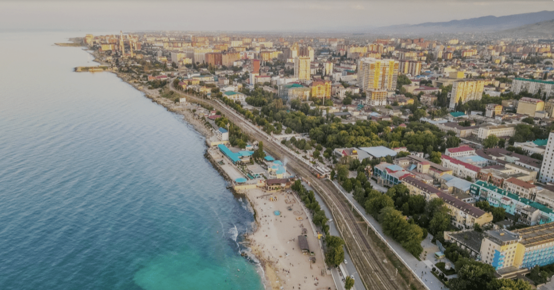Каспийское побережье Махачкалы преображается в центр летнего туризма
