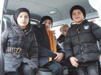 Многодетной семье в Дагестане подарили новый автомобиль